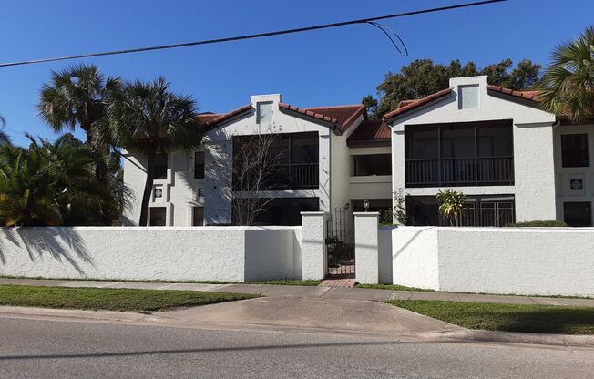 Seasonal-Beautifully renovated top floor 2/2 condo downtown Sarasota.