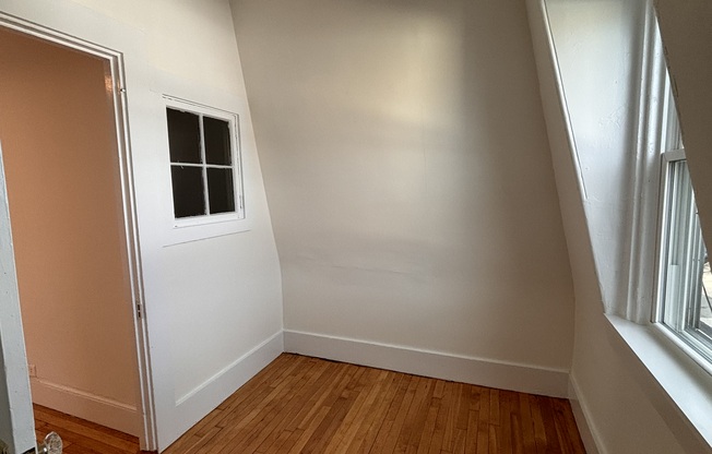 2 beds, 1 bath, $3,250, Unit 3