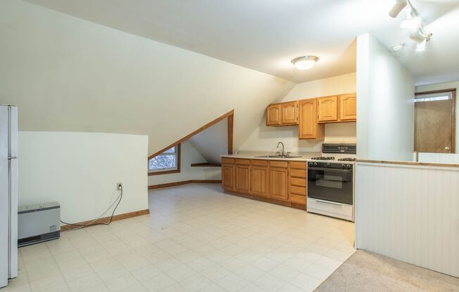 2 beds, 1 bath, $970, Unit Unit 4