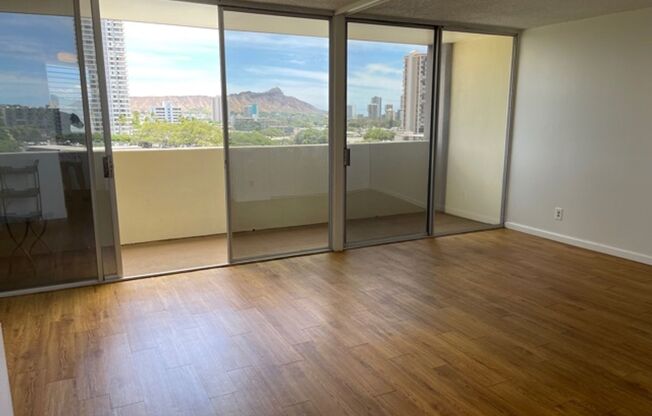 Studio w/ parking -Close to UH! Views of Diamond Head- Electricity Included