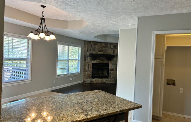 Beautiful 3 bedroom in OZARK is ready now!