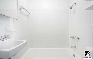 1 bed, 1 bath, $3,600, Unit 3RE