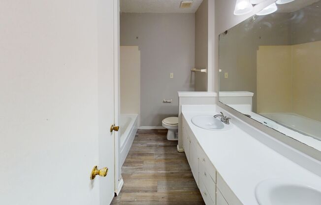 2 beds, 1 bath, 853 sqft, $895