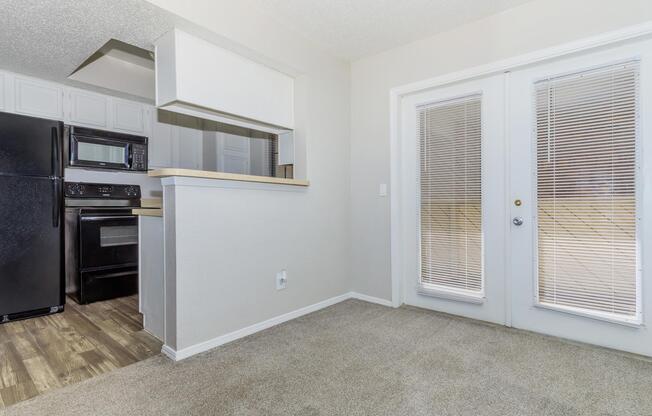2 beds, 2 baths, 933 sqft, $925
