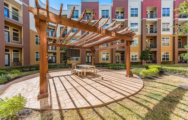 outdoor picnic area at Aspire at 610 apartments