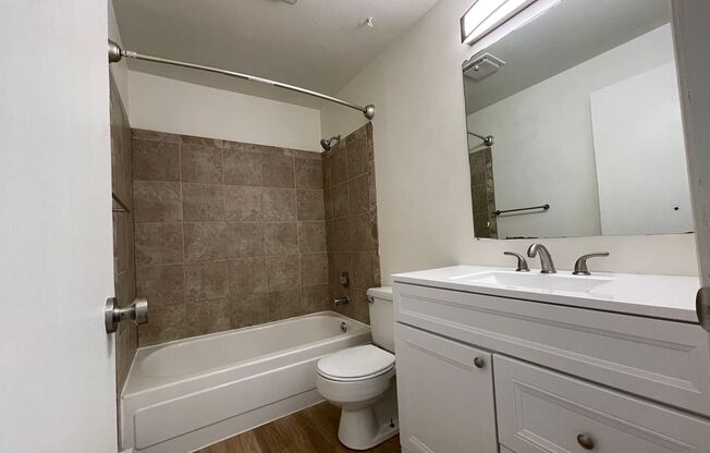 2 beds, 1 bath, 780 sqft, $1,100, Unit 11