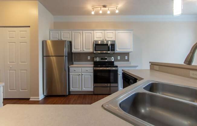 This is a photo of the kitchen in the 1578 square foot, 3 bedroom, 2 and 1/2 bath Flagship floor plan at Nantucket Apartments in Loveland, OH.