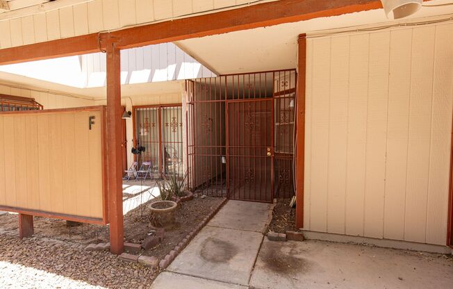 Single story one bedroom unit in community with pool for only $1000!