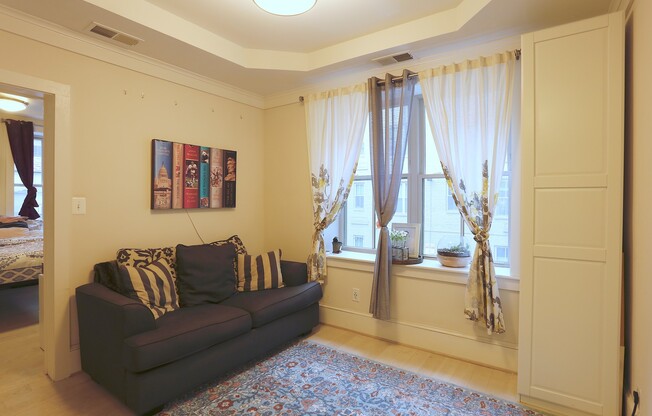 Parking Available! 1 Bedroom 1 Bathroom Corner Unit Condo// Columbia Heights // In Unit Laundry // Easy Walk to Metro!