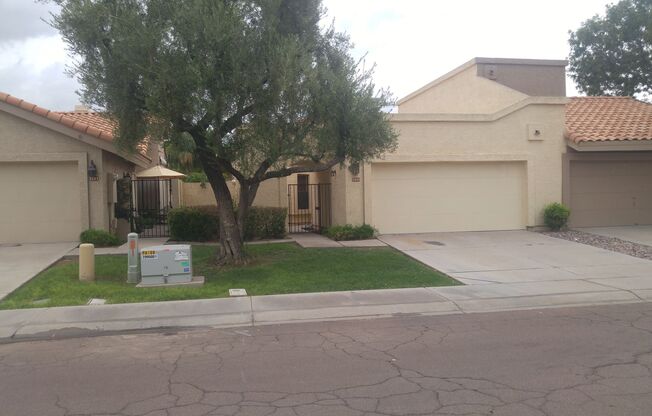 Chandler Town Home, Light Bright and High Ceilings.  Great Floor plan and Quaint community!!! Come, Show and Rent Today!!!