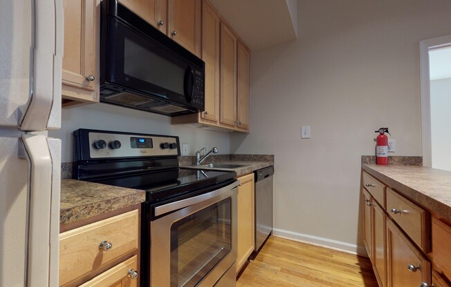 Dupont Circle/Logan Circle One Bedroom With Vaulted Ceilings, Washer/Dryer In Unit, & Floor to Ceiling Windows!