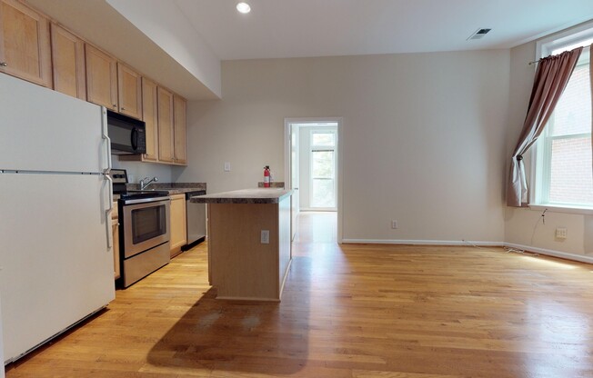 Dupont Circle/Logan Circle One Bedroom With Vaulted Ceilings, Washer/Dryer In Unit, & Floor to Ceiling Windows!