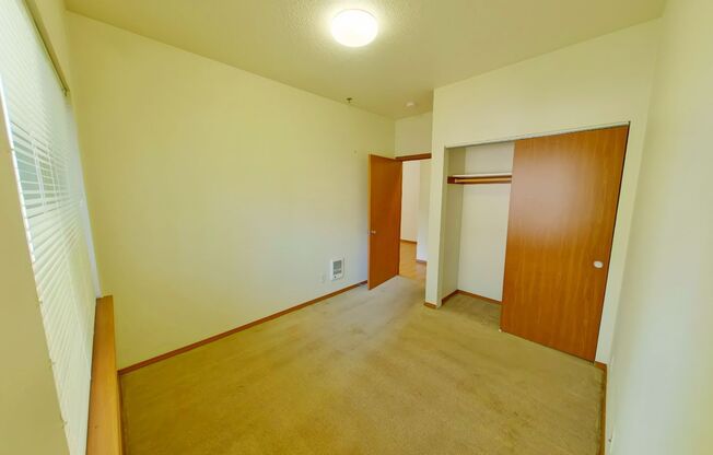 3 beds, 2 baths, $2,400, Unit 301