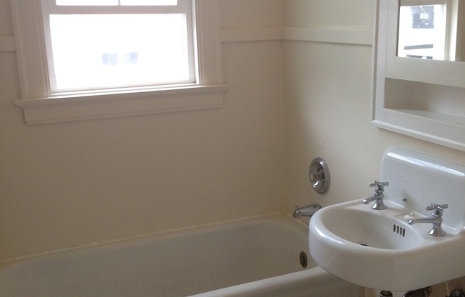 Studio, 1 bath, 465 sqft, $950, Unit 406