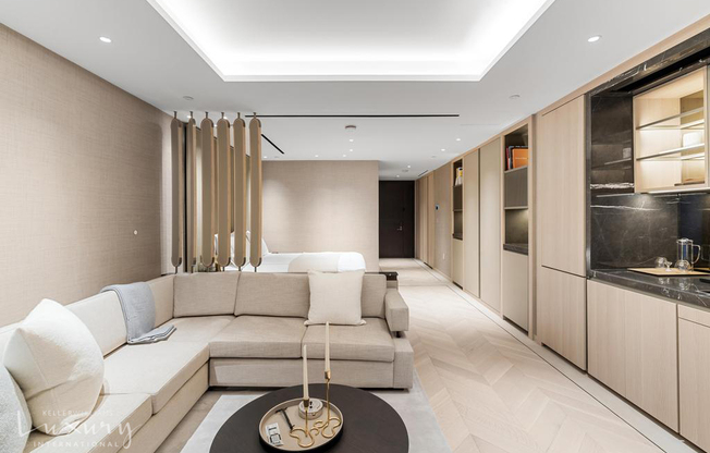 685 5 AVE