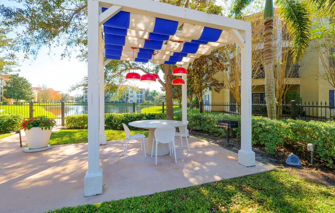 Sarasota Apartments Outdoor Pool Area - Saratoga Place