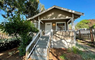 Charming 1920s Bungalow in Montavilla, Washer and Dryer Included!
