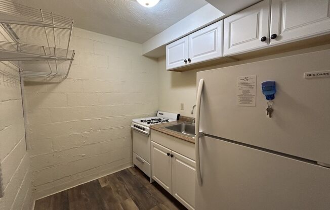 Studio, 1 bath, 410 sqft, $1,050, Unit 21