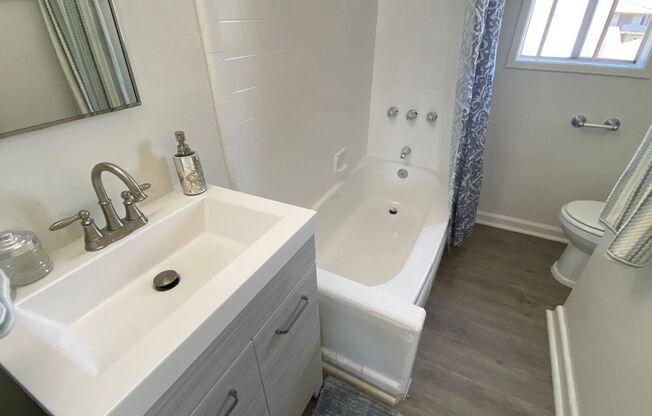 2 beds, 1 bath, $2,295, Unit 2432 Bradshawe, Unit B