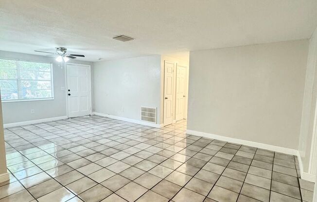 4/2 Single-family home, AVAILABLE NOW!