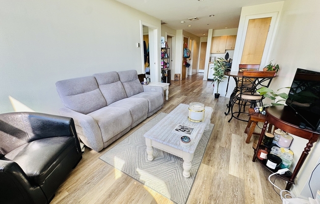 2 beds, 1 bath, 736 sqft, $3,700, Unit 6B