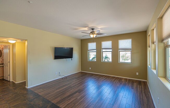 3 bed/3 bath home on GOLF COURSE LOT ! * 1ST MONTH'S RENT FREE**