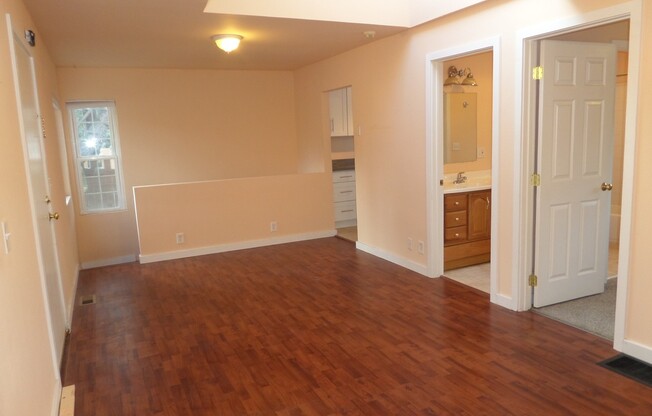 Super Cute & Renovated 3-Bedroom Cottage in Seattle for Rent!!
