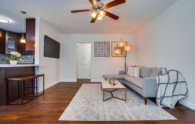 633 W Hyde Park Blvd.