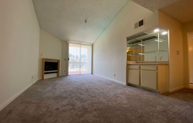 Spacious Condo 1 bed + 1 bath in North Hollywood with pool !