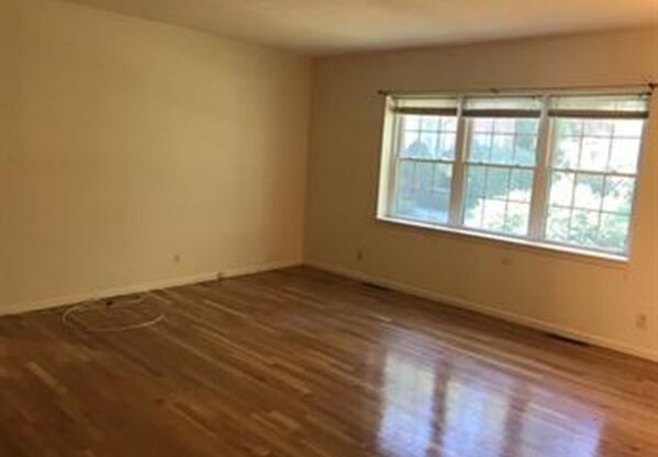 104 Lake Shore Rd Apt 2