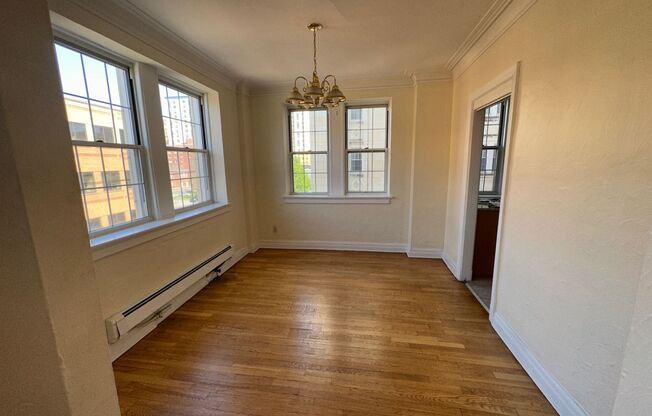 1 bed, 1 bath, 962 sqft, $1,560, Unit New King Edward  503