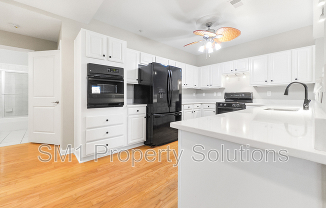 605 W MARKET ST