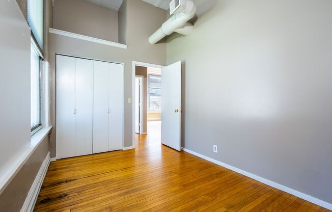 2 beds, 1 bath, 825 sqft, $899, Unit 3819 Jones St #201