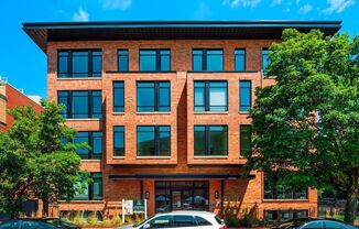 Beautiful One Bedroom in the Heart of the City with Rooftop views of Washington Monument