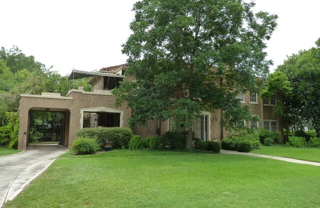 222 W AGARITA AVE