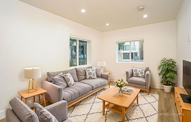 937 N Orange Grove Ave