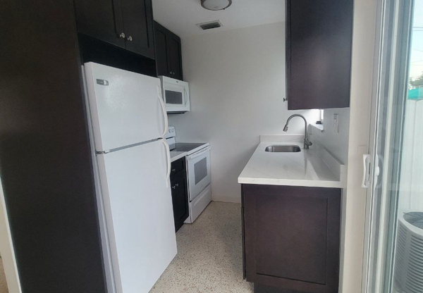 628 W 17 ST