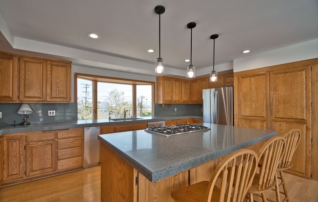 4 Bed 2.5 Bath Home in Hermosa Beach For Lease