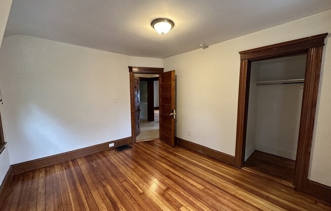 3 beds, 1 bath, $2,500, Unit 128