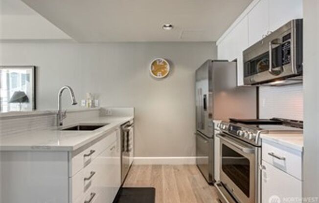Downtown 1 Bedroom View Condo 24 hour Concierge!