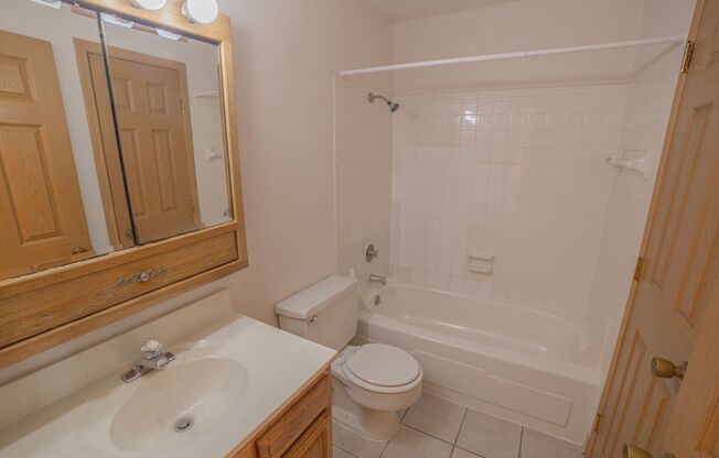 2 beds, 1 bath, 905 sqft, $799, Unit 122