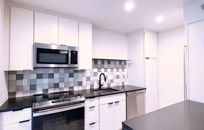 2 beds, 1 bath, 858 sqft, $1,849, Unit OPA-161