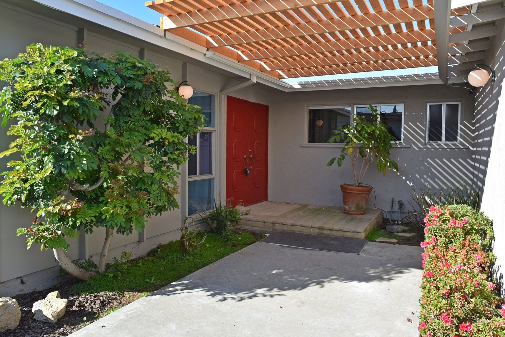 4BR 2.5BA Bay Ho House - Mission Bay Views from Backyard, Freshly Painted, New Carpet, Tons of Natural Light, Pet Friendly