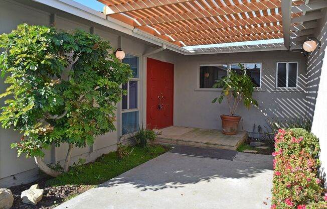 4BR 2.5BA Bay Ho House - Mission Bay Views from Backyard, Freshly Painted, New Carpet, Tons of Natural Light, Pet Friendly