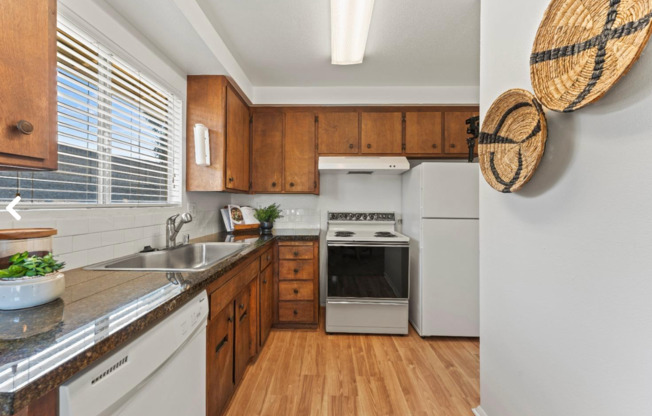Adorable 2/1 Half-Plex w/Garage!  MUST SEE!!  Please read entire ad for viewings