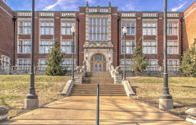 1 bed, 1 bath, 648 sqft, $1,095, Unit 1517 S. Theresa Ave. #310