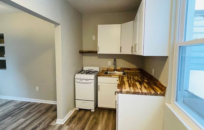 1 bed, 1 bath, 900 sqft, $995, Unit 47 Gregory Street