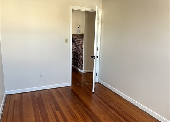 3 beds, 1 bath, 912 sqft, $1,800, Unit 5