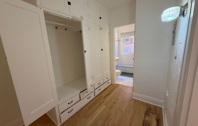 Studio, 1 bath, 320 sqft, $1,129, Unit 06