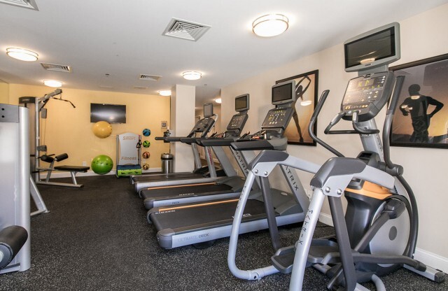 Fort Meade apartments with modern fitness center
